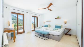 4 bedrooms, iron/ironing board, free WiFi, bed sheets