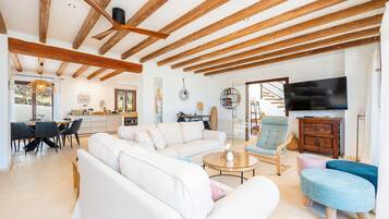 Una televisión, una chimenea, una mesa de tenis de mesa