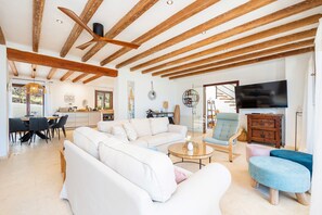 Televisión, chimenea y tenis de mesa