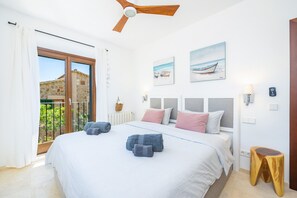 4 bedrooms, iron/ironing board, free WiFi, bed sheets