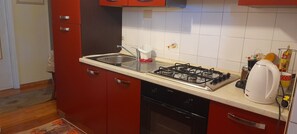 Four à micro-ondes, un four, surface de cuisson, cafetière-théière