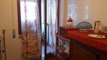 Micro-ondes, four, plaque de cuisson, cafetière/bouilloire