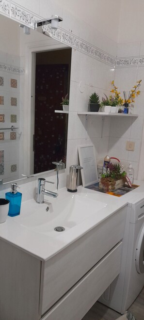 Douche, sèche-cheveux, serviettes fournies