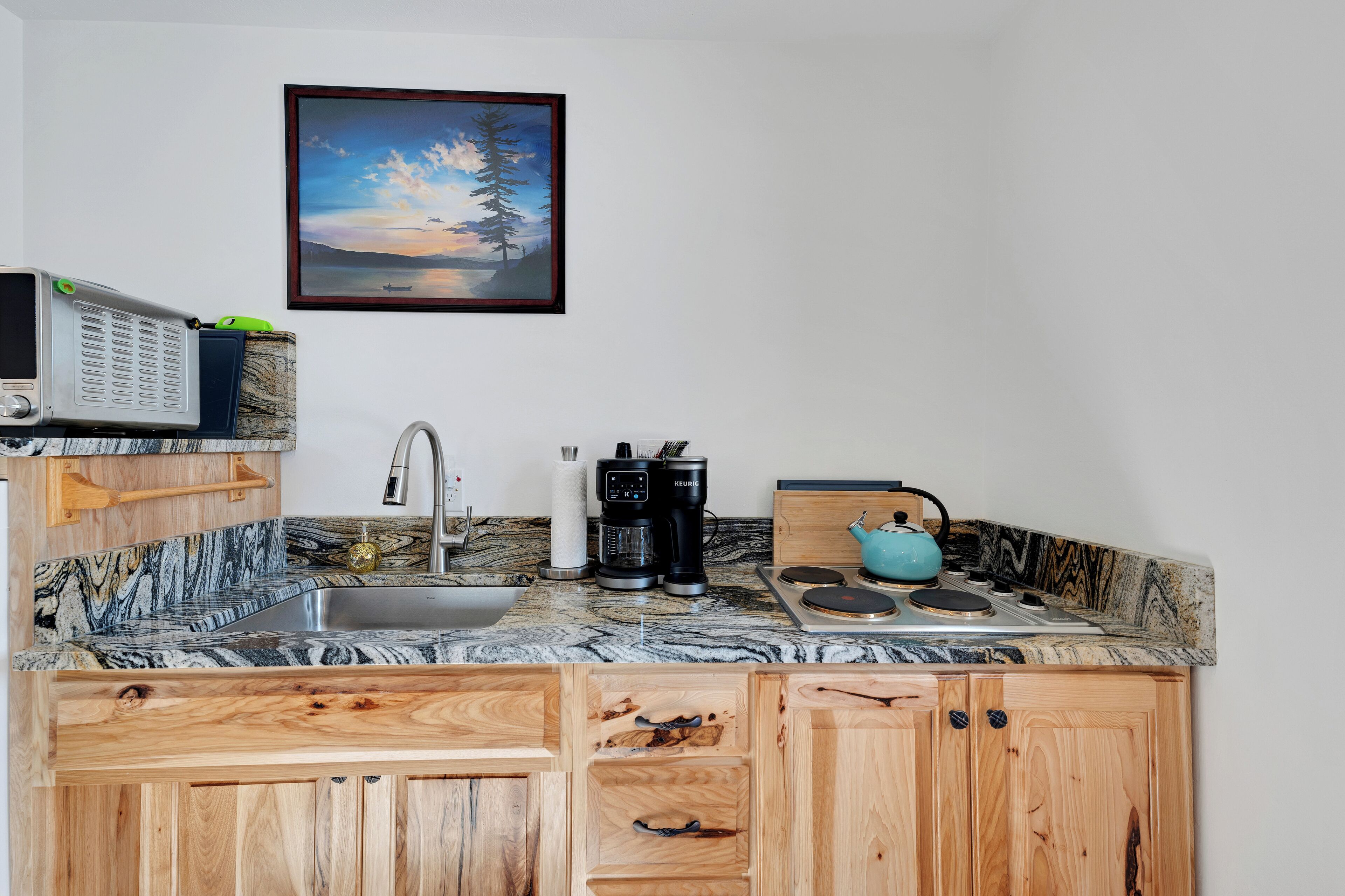 Réfrigérateur, micro-ondes, four, plaque de cuisson