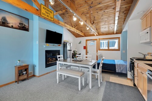 Dragonfly Lodge of Higgins Lake: Escape to the Woods & Enjoy Fall's Beauty!