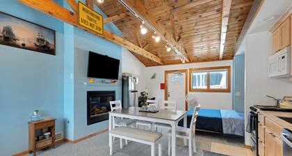 Dragonfly Lodge of Higgins Lake: Escape to the Woods & Enjoy Fall's Beauty!