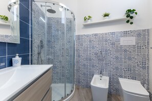 Een douche, een haardroger, handdoeken