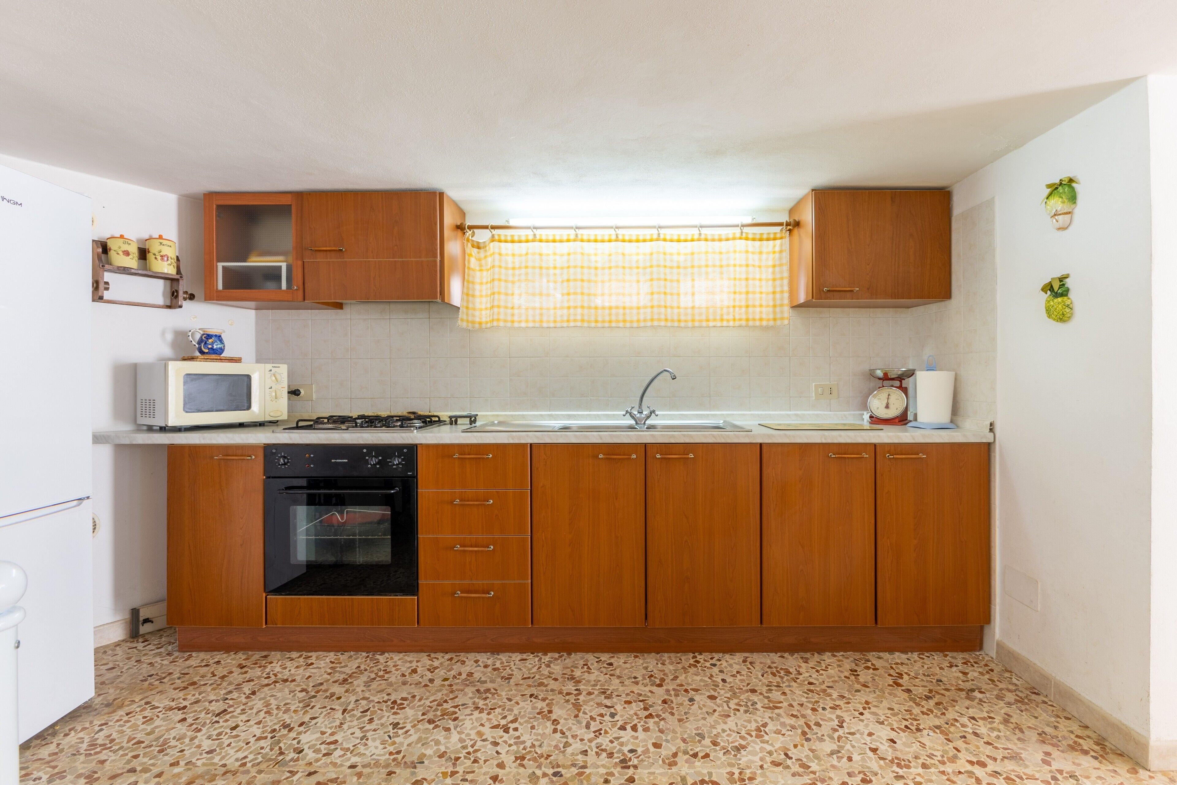 Frigorifero, microonde, forno, piano cottura