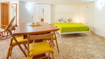 1 dormitorio, tabla de planchar con plancha, wifi gratis y ropa de cama