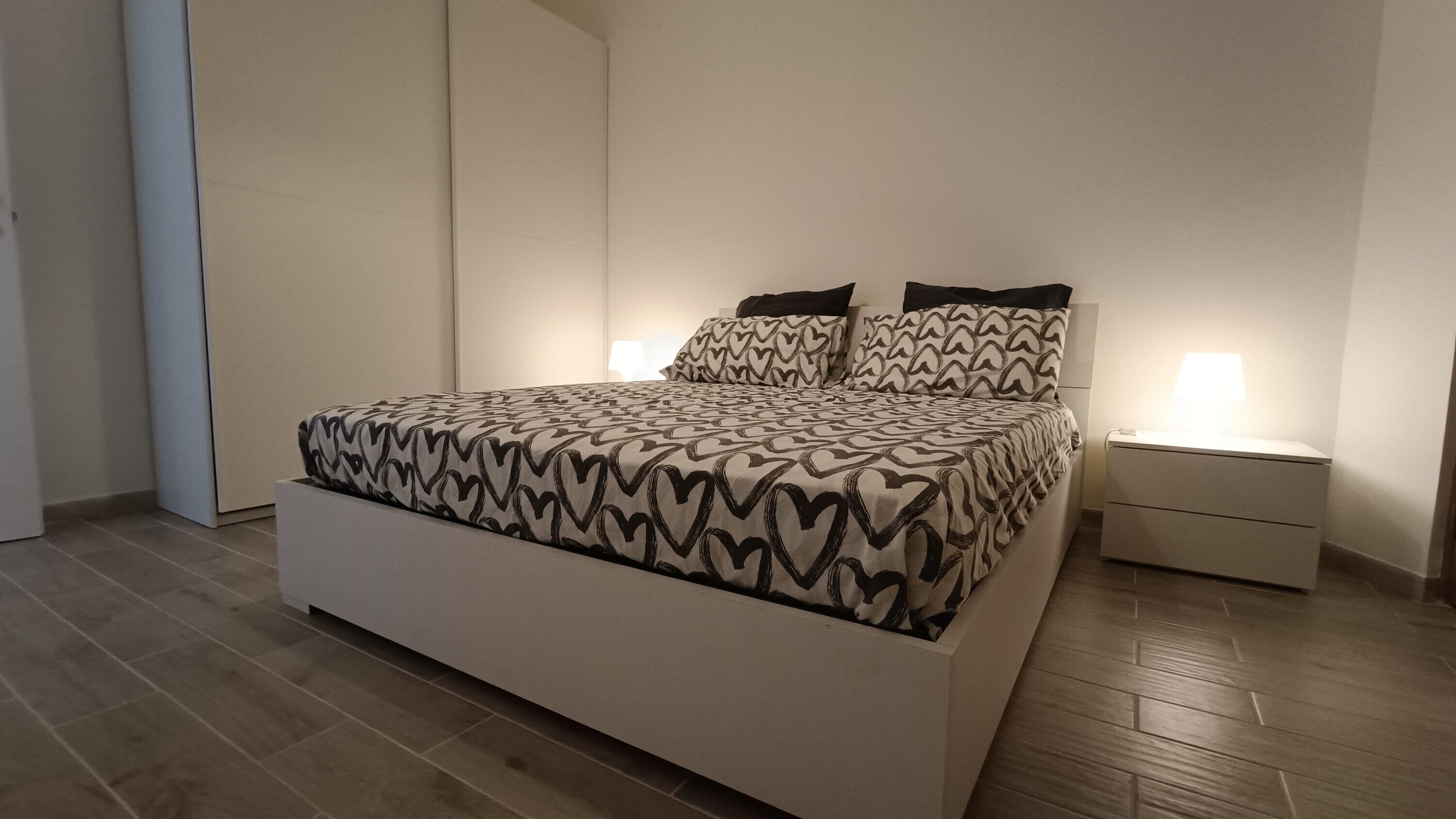 1 habitación, tabla de planchar con plancha, wifi gratis y ropa de cama 