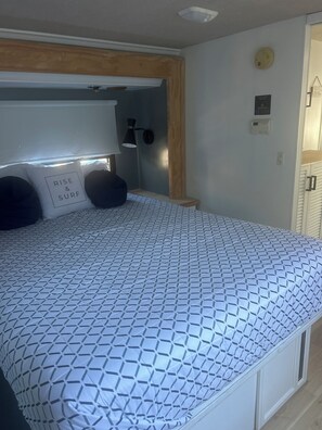 1 bedroom, bed sheets