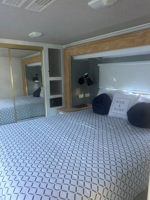 1 bedroom, bed sheets