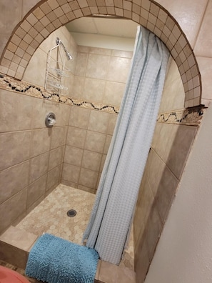 Douche, sĂšche-cheveux, serviettes fournies, savon