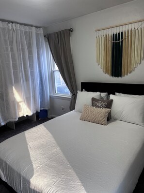 2 bedrooms, iron/ironing board, free WiFi, bed sheets - Charming 2-bedroom house in awesome Toledo with WiFi, AC (Toledo)