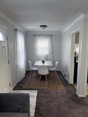 Dining - Charming 2-bedroom house in awesome Toledo with WiFi, AC (Toledo)