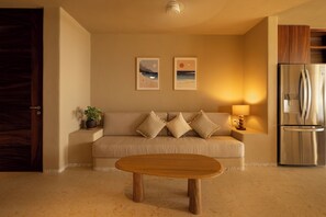 Condo de lujo, 2 habitaciones, vista a la playa | Área de sala de estar