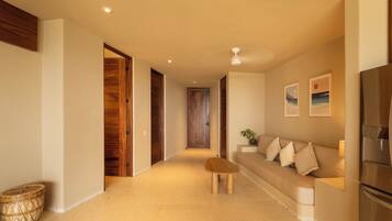 Condo de lujo, 2 habitaciones, vista a la playa | Área de sala de estar