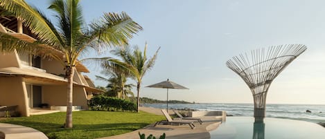 Een buitenzwembad, parasols voor strand/zwembad