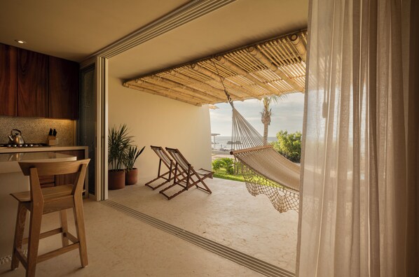 Condo de lujo, 2 habitaciones, vista a la playa | Terraza o patio