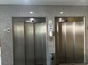 Apartamento básico, lanai, vistas a la ciudad | Zona de estar | Televisión LED de 32 pulgadas con canales por cable