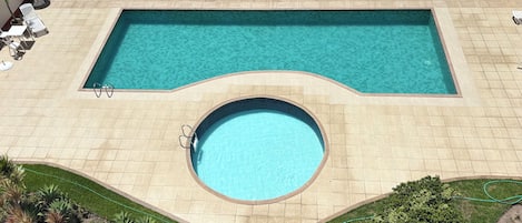 2 outdoor pools