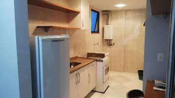 Basic Apartment, Lanai, City View | Private kitchen | Fridge, oven, cookware/dishes/utensils