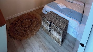 3 habitaciones, tabla de planchar con plancha, wifi y ropa de cama