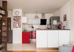 Kühlschrank, Mikrowelle, Ofen, Herdplatte