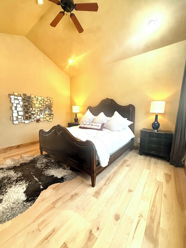 3 habitaciones, tabla de planchar con plancha, wifi y ropa de cama 