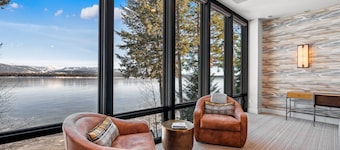 Lakefront Mtn Modern - on Payette Lake, amazing views, private beach, dock, game room
