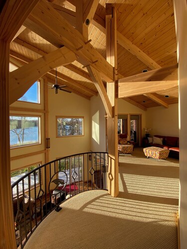 Upscale 3-bedroom lakefront house in Talkeetna