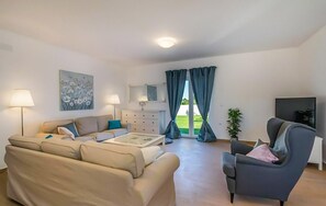 Een smart-tv, tafelvoetbal en een tafeltennistafel