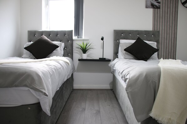 3 bedrooms, iron/ironing board, WiFi, bed sheets - Luxury 3BR House Nearby AO arena - Free Parking (Cheetham Hill)