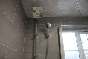 Towels, soap, toilet paper - Luxury 3BR House Nearby AO arena - Free Parking (Cheetham Hill)