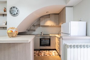 Fridge, oven, stovetop