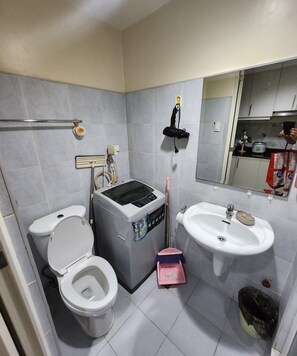 Regadera, secadora de cabello, bidet, toallas