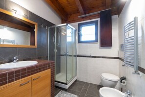 Doccia, asciugacapelli, bidet, asciugamani