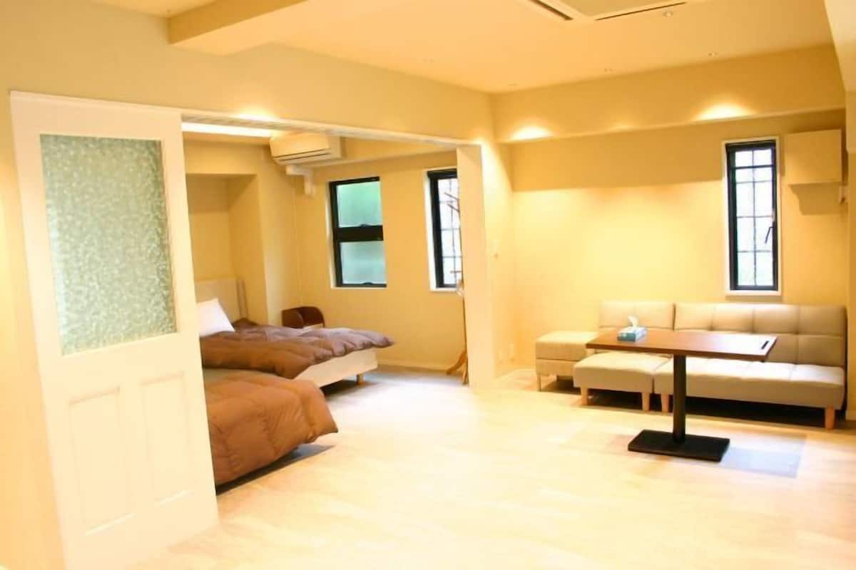 1 bedroom, down comforters, desk, laptop workspace