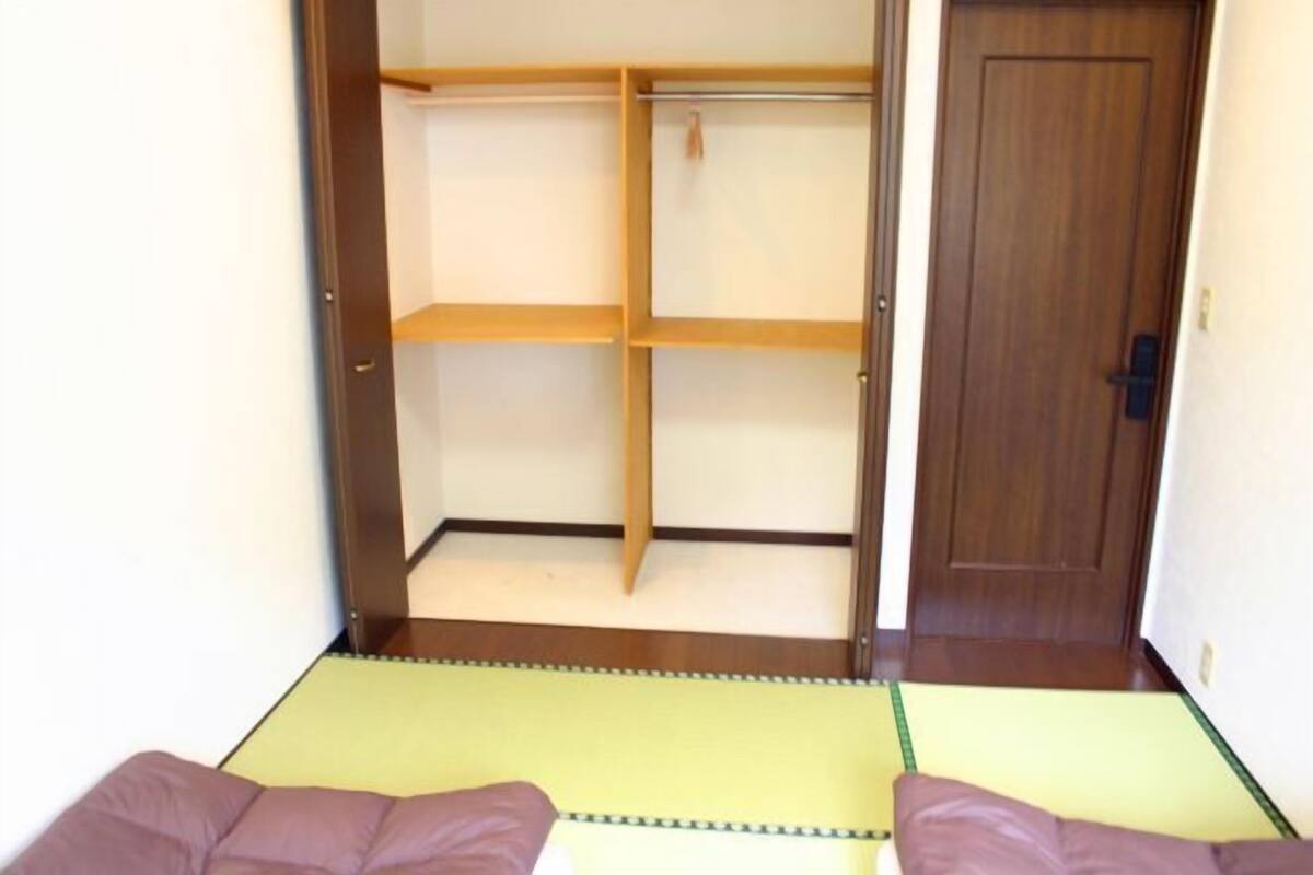 1 bedroom, down comforters, desk, laptop workspace