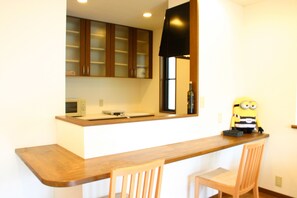 Peti sejuk, ketuhar gelombang mikro, dapur 