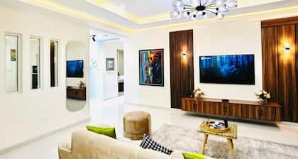 2 Bedroom Luxury Apartment w/Pool, Free WIfI, City View, Serene & Secure Estate.