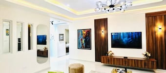 2 Bedroom Luxury Apartment w/Pool, Free WIfI, City View, Serene & Secure Estate.