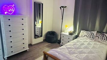 1 slaapkamer, een strijkplank/strijkijzer, wifi, beddengoed
