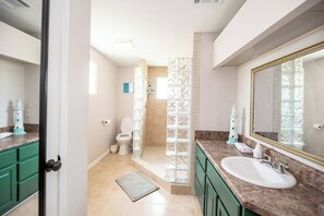 Towels, soap, toilet paper - Cottage On The Coast Less than 2 miles from NAS (Pensacola)