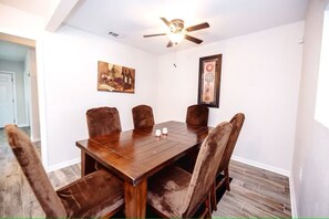 Dining - Cottage On The Coast Less than 2 miles from NAS (Pensacola)