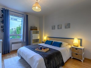 2 makuuhuonetta, työpöytä, internet