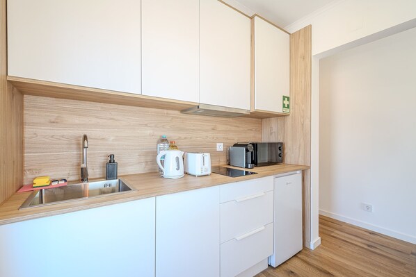 Jääkaappi, mikroaaltouuni, astianpesukone