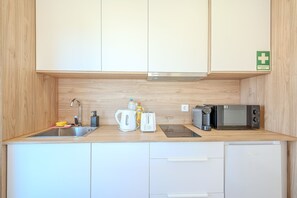 雪櫃、微波爐、洗碗機