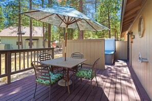 Outdoor dining - 8 East Butte - Heart of Sunriver, Game Room, Hot Tub, Bikes, SHARC, A/C (Bend)