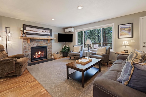 Smart TV, chimenea y futbolito